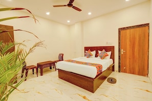 Egyptian cotton sheets, premium bedding, in-room safe, desk - Fabhotel Pk Residency (Bhopal)
