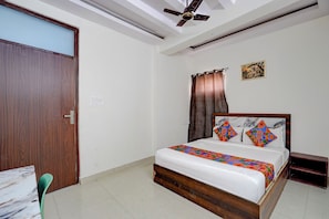 Egyptian cotton sheets, premium bedding, in-room safe, desk - Via Metro Inn (Noida)