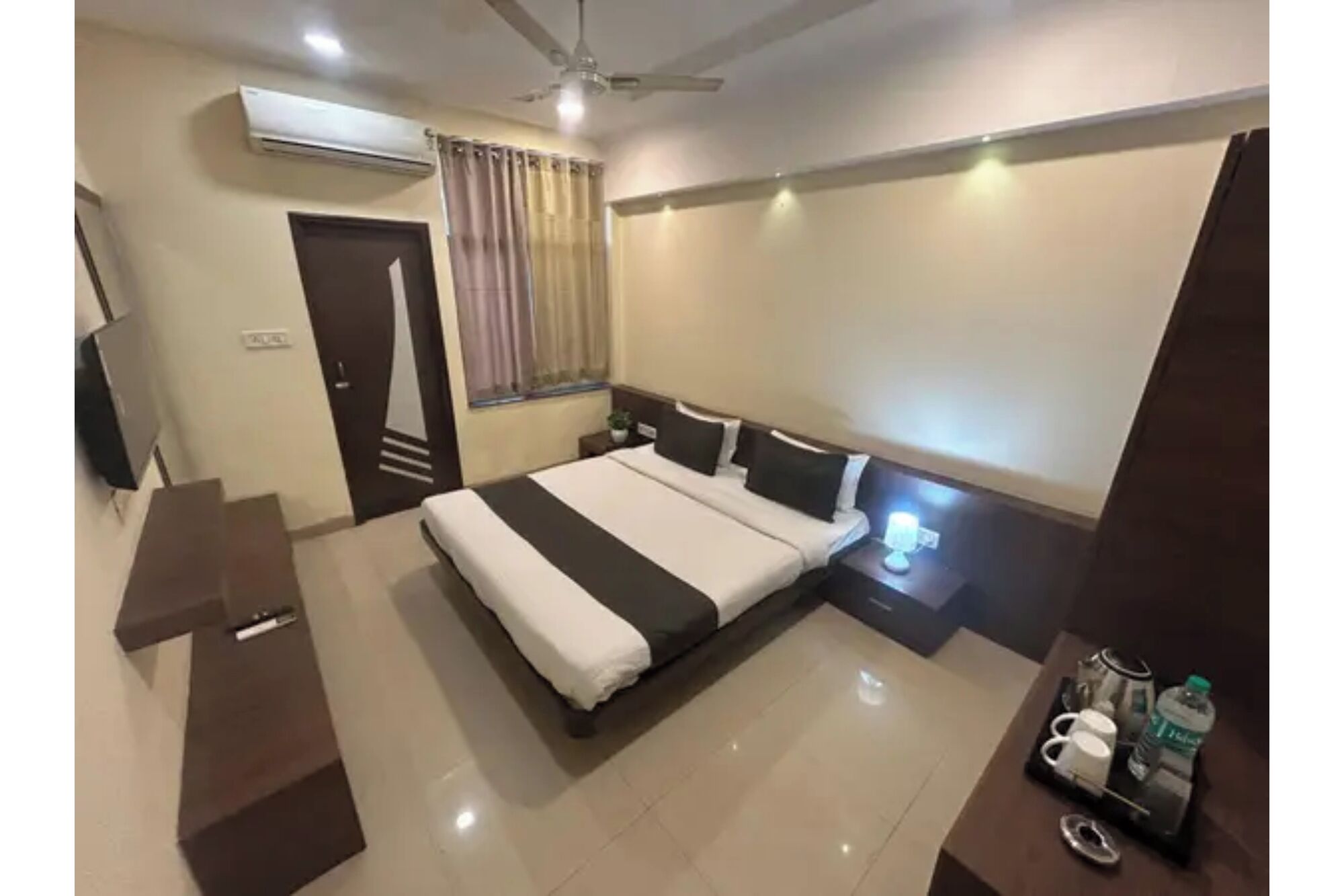 Deluxe Room | Egyptian cotton sheets, premium bedding, in-room safe, desk