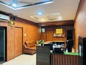 Lobby - Fabhotel La Banian (Indore)
