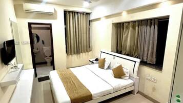 Premium Room | Egyptian cotton sheets, premium bedding, in-room safe, desk