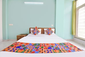 Egyptian cotton sheets, premium bedding, in-room safe, desk - Via Dazling Studio (Pune)