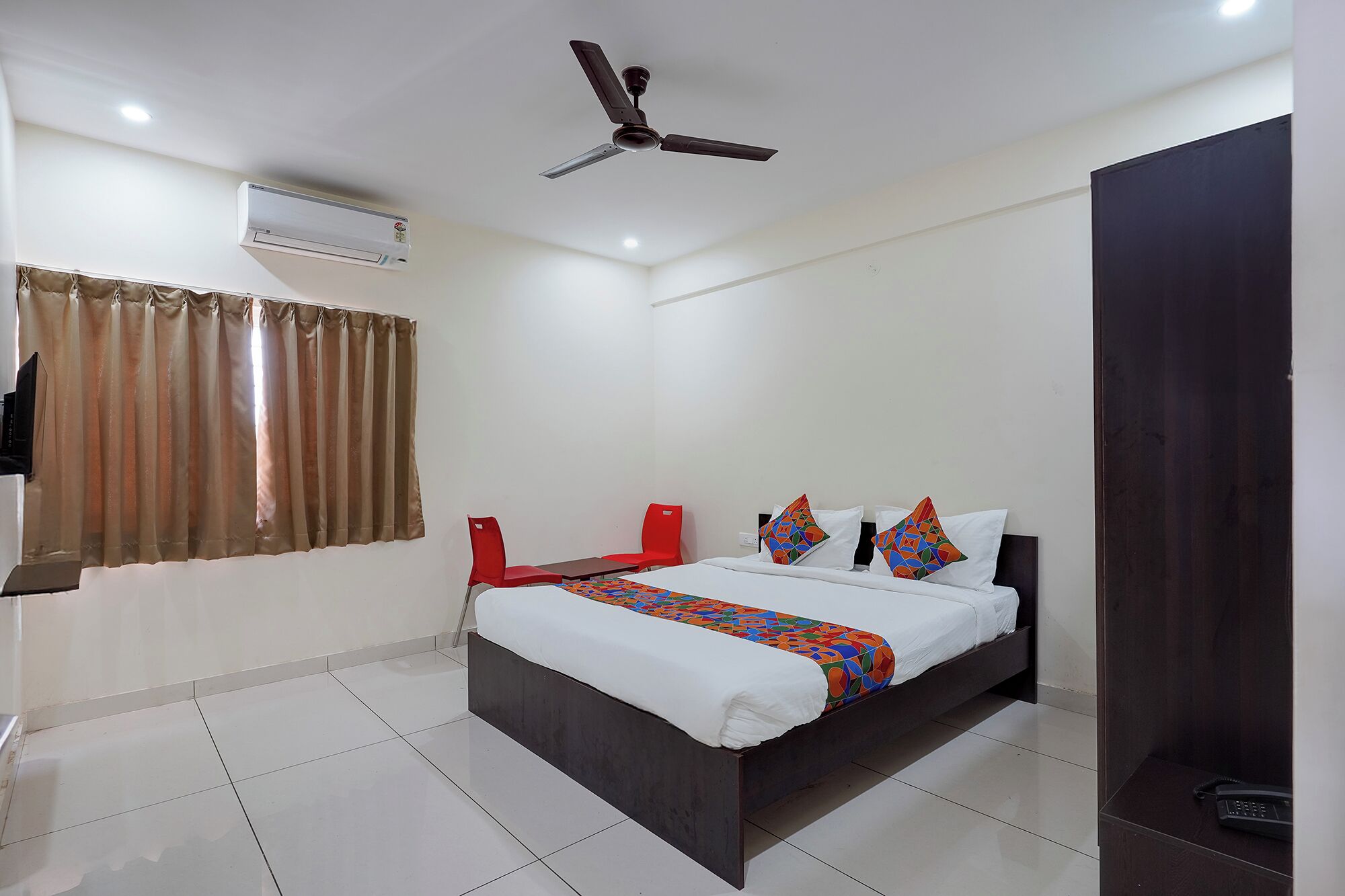 Egyptian cotton sheets, premium bedding, in-room safe, desk