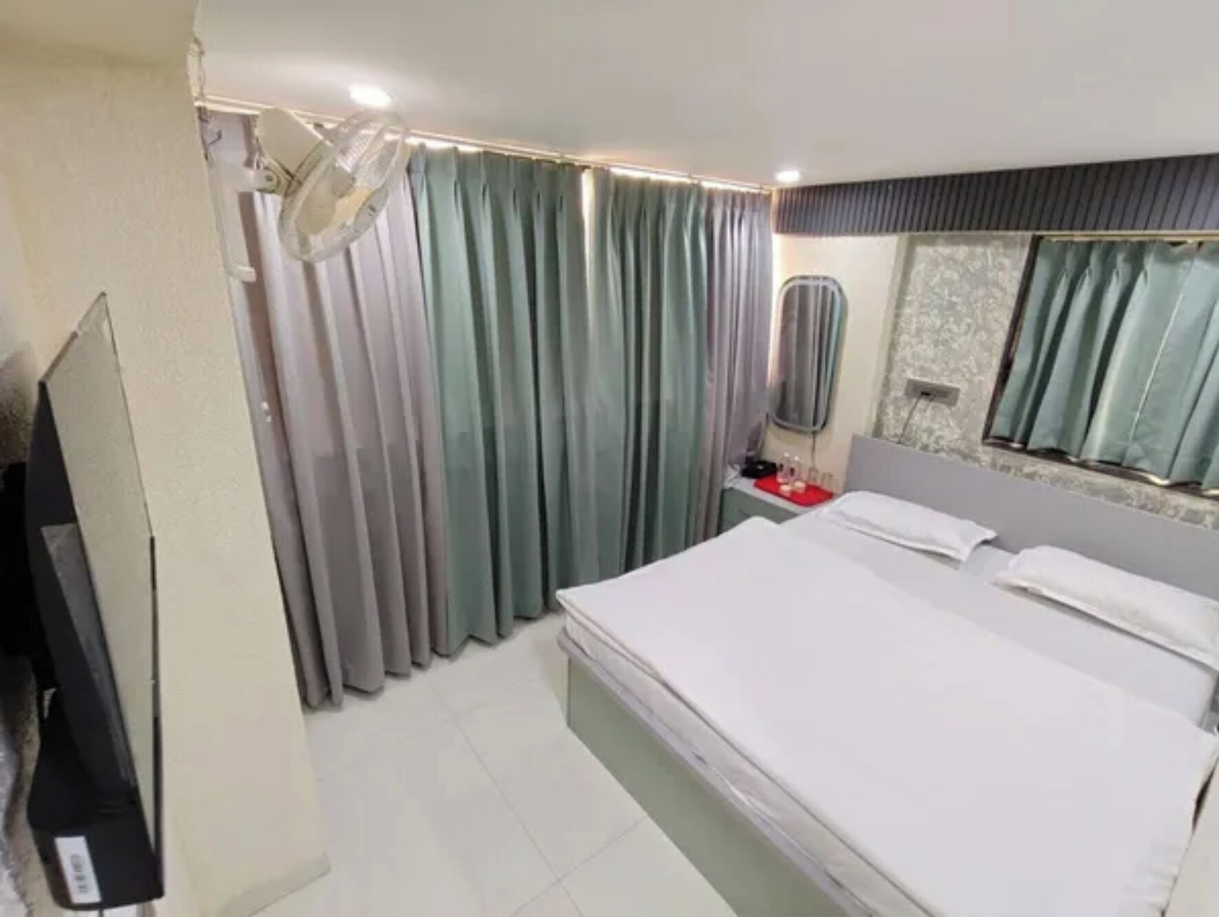Deluxe Room | Egyptian cotton sheets, premium bedding, in-room safe, desk