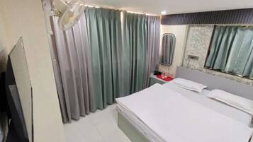 Deluxe Room | Egyptian cotton sheets, premium bedding, in-room safe, desk