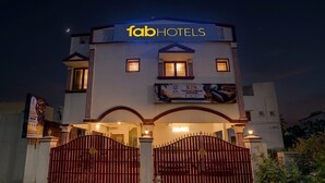 Un hotel con un letrero que dice 'fabHOTELS' y 'B2N THORAKONIKANI'.