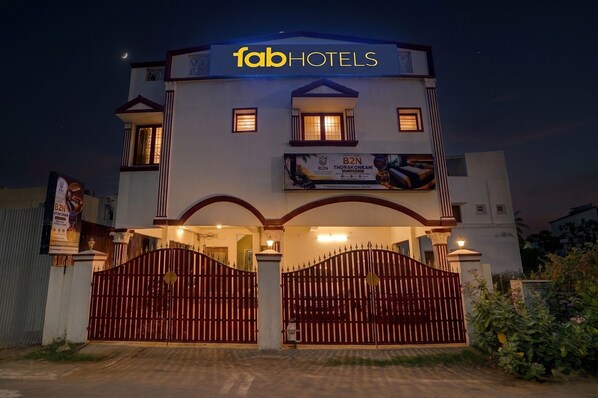 Un hotel con un letrero que dice 'fabHOTELS' y 'B2N THORAKONIKANI'.