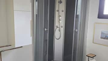 Douche, sèche-cheveux, serviettes fournies, savon