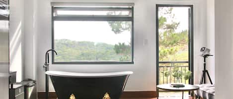Quarto casal luxo | Banheiro | Secador de cabelo, toalhas de banho, sabonete, shampoo