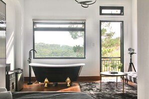 Deluxe Double Room | Bathroom | Hair dryer, towels, soap, shampoo - Thai Bao Chau 3  (Da Lat)