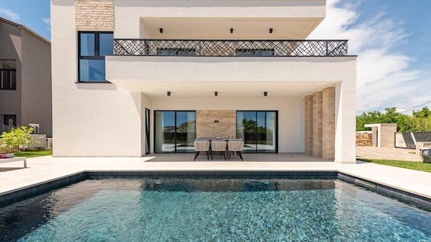 A modern two-story house with a swimming pool, outdoor seating, and a balcony. - Villa Kri to Zadarvillas (Privlaka)
