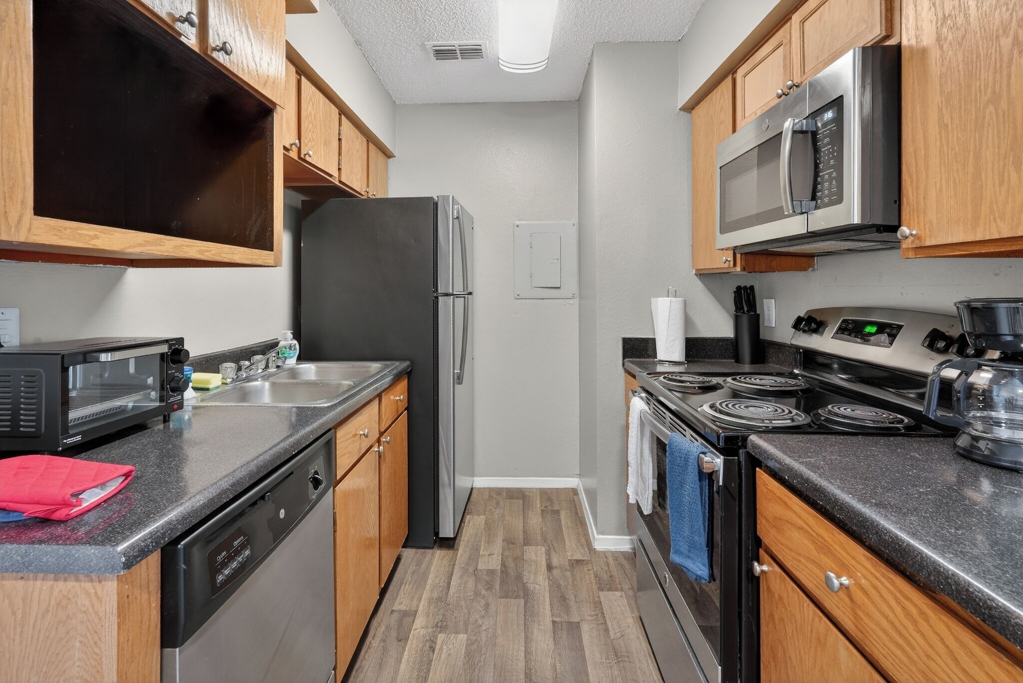 Coffee/tea maker, fridge, microwave, oven