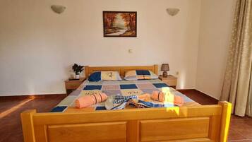 1 bedroom, iron/ironing board, WiFi (free), bed sheets