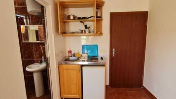 Fridge, stovetop, electric kettle, cookware/dishes/utensils