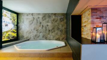 Jetted bathtub