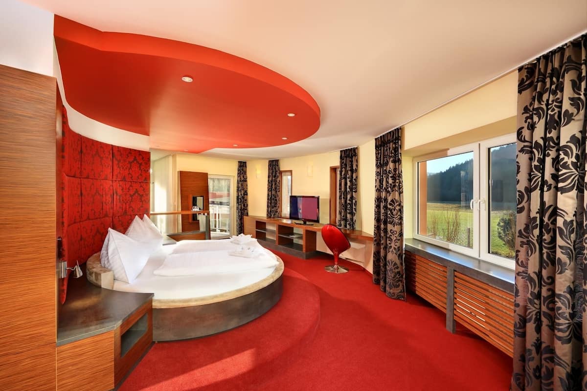 Studio Suite | In-room safe, desk, free WiFi, bed sheets