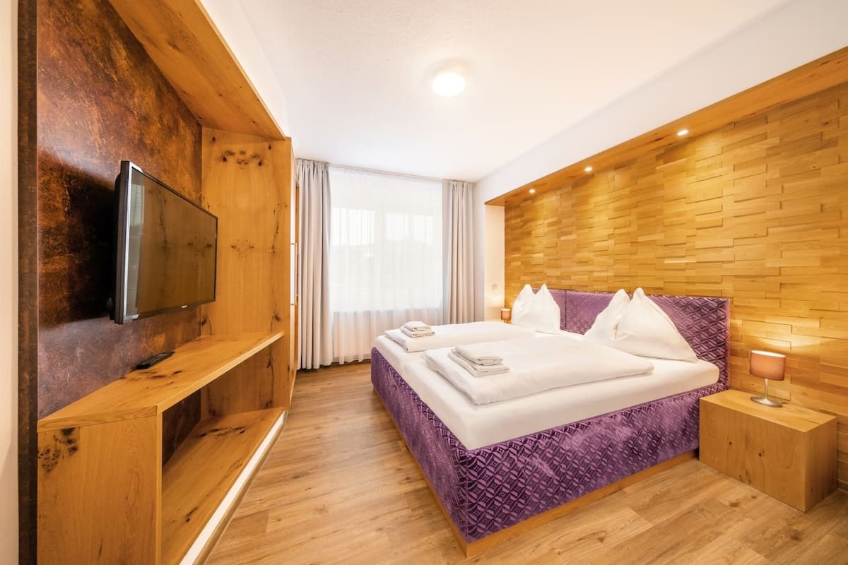 Classic Quadruple Room | In-room safe, desk, free WiFi, bed sheets