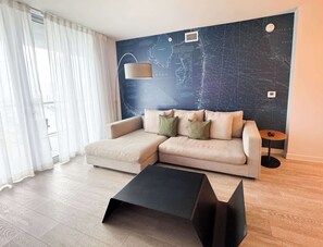TV - Modern 1BR - Bay View  - Resort Amenities & Pool (Hallandale Beach)