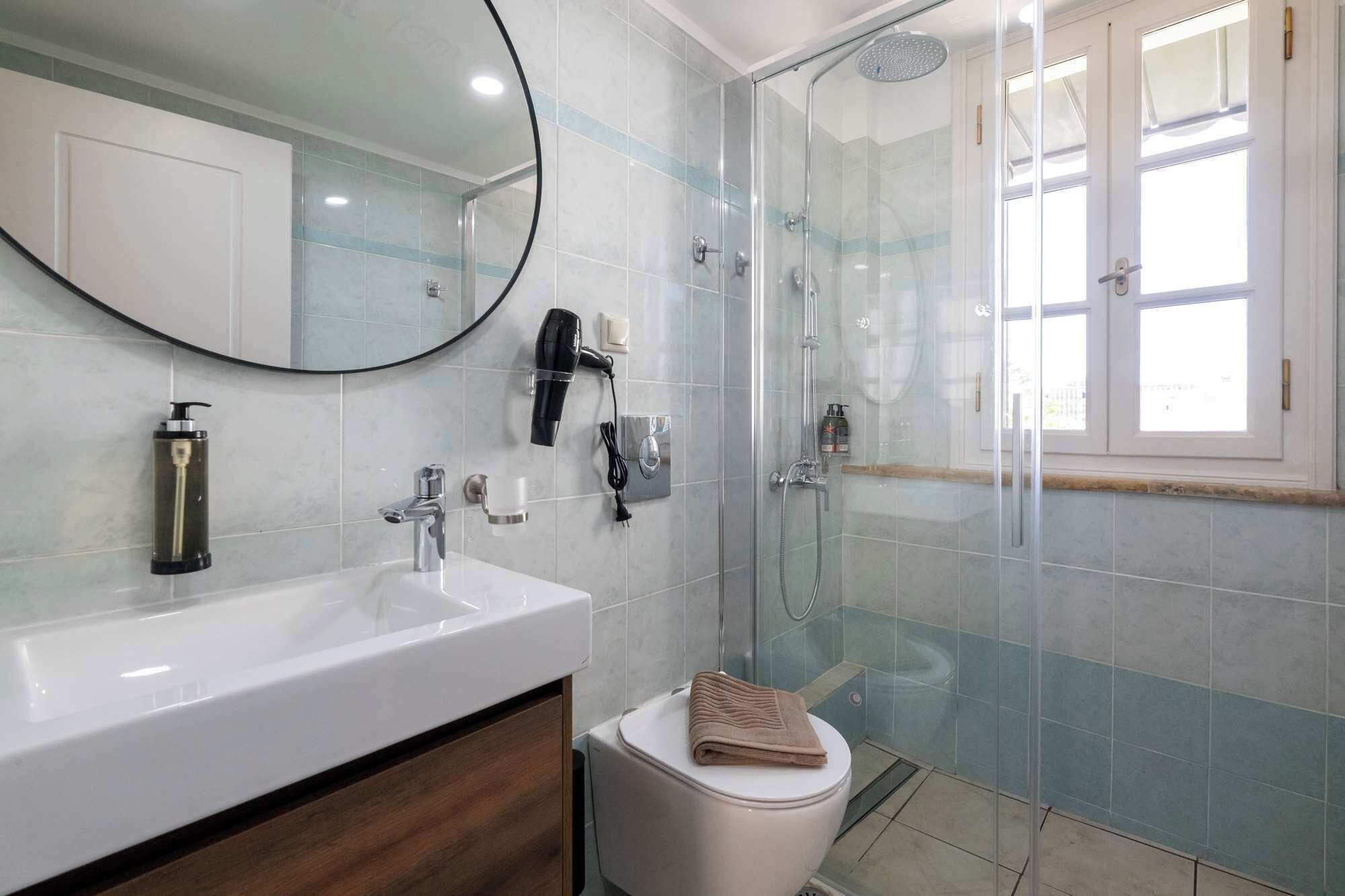 Family Apartment | Bathroom | Towels, soap, shampoo, toilet paper