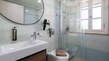 Family Apartment | Bathroom | Towels, soap, shampoo, toilet paper