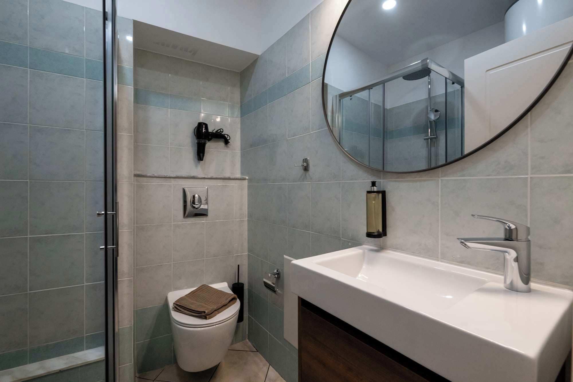 Deluxe-Apartment | Badezimmer | Handtücher, Seife, Shampoo, Toilettenpapier