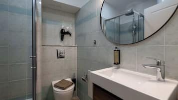 Deluxe-Apartment | Badezimmer | Handtücher, Seife, Shampoo, Toilettenpapier