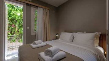 Deluxe Apartment | Iron/ironing board, free WiFi