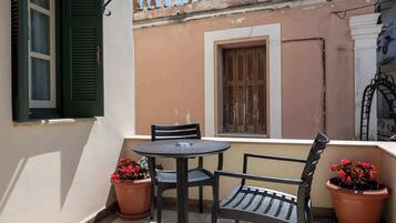 Family Apartment | Outdoor dining