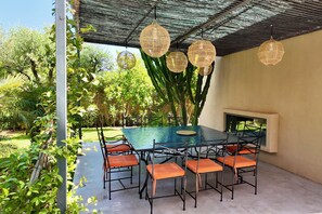 Outdoor dining - Villa Loulou, heated pool and breakfast included (Marrakech)
