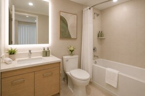 Camera Design | Bagno | Asciugacapelli, asciugamani, sapone, shampoo