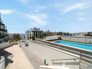 A rooftop pool with a clear view of the sea, surrounded by modern buildings. - Family Oasis: Vacation rental with a 140 m² terrace, pool, and just 5 minutes from the beach (AN)