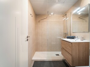 Shower, hair dryer, towels, soap - Family Oasis: Vacation rental with a 140 m² terrace, pool, and just 5 minutes from the beach (AN)