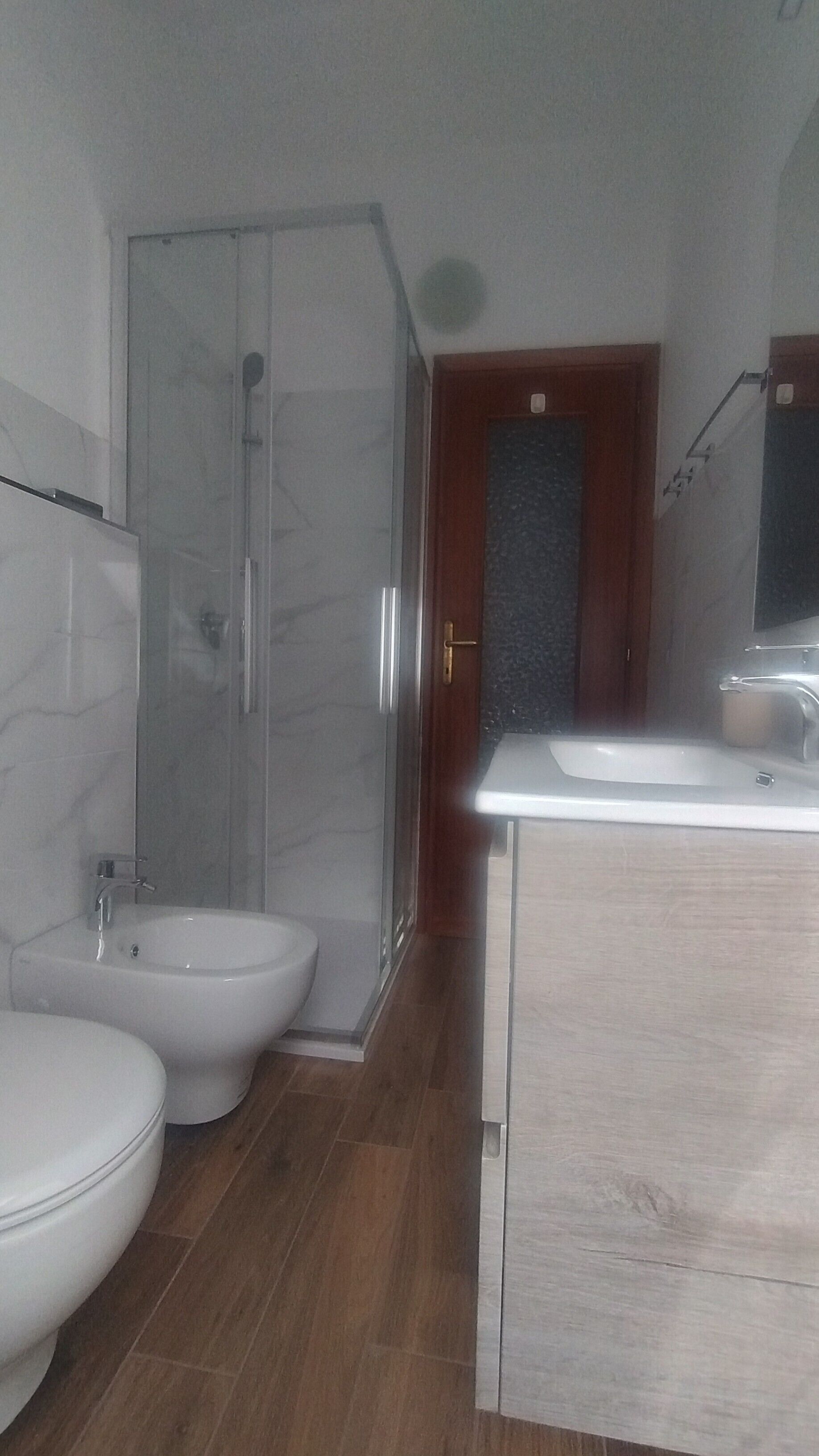 Douche, sèche-cheveux, serviettes fournies