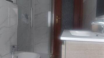 Douche, sèche-cheveux, serviettes fournies
