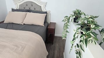 6 bedrooms, iron/ironing board, WiFi, bed sheets