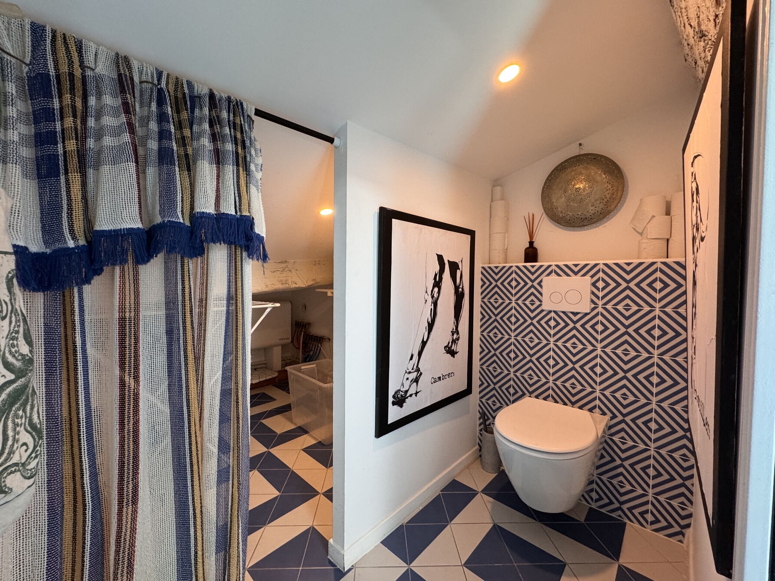 Douche, séchoir à cheveux, serviettes fournies