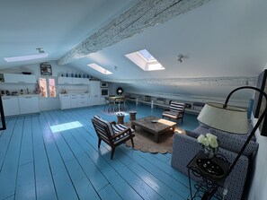 Ein geräumiges Loft mit Küche, Essbereich und Sitzgelegenheiten.