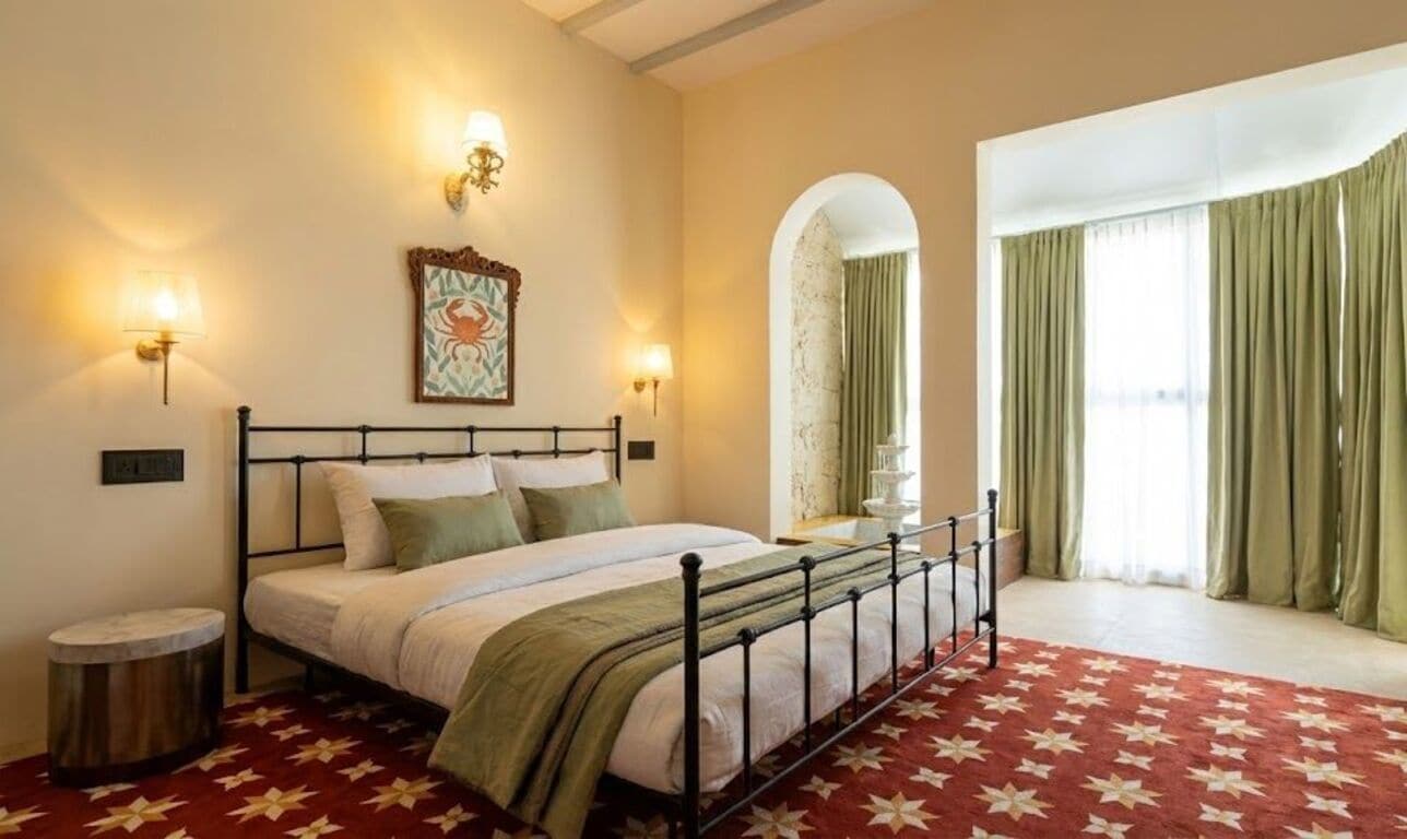 Signature Studio Suite, Hot Tub | Premium bedding, desk, laptop workspace, free WiFi