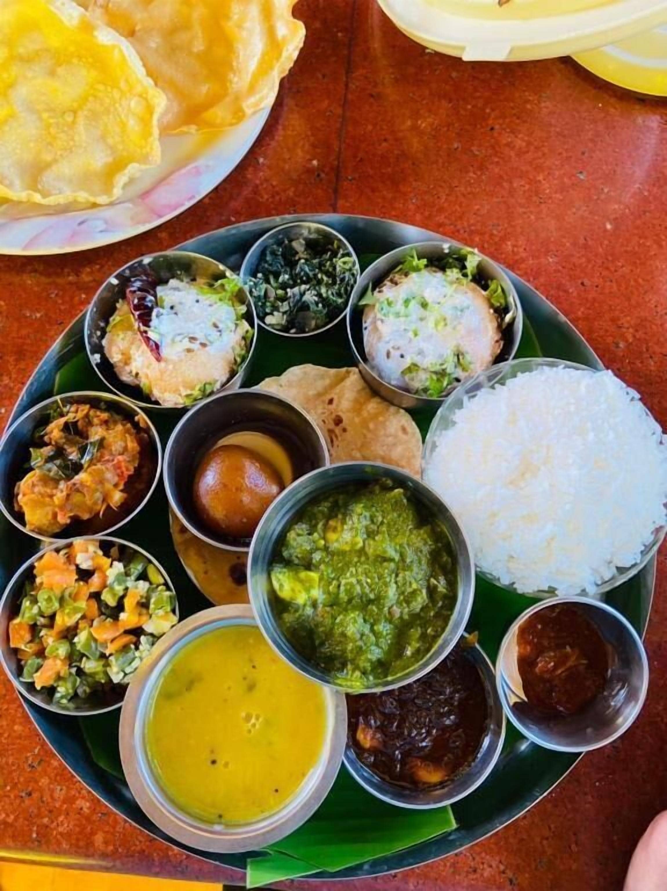 Un repas traditionnel du sud de l’Inde, composé de riz, de différents plats en sauce et de pains plats, servi sur une feuille de bananier.