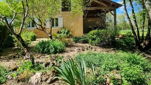 A rustic house with a stone facade, surrounded by lush greenery and trees. - Idyllic home, pets and parking - 6 guests (Saint-Vincent-Jalmoutiers)