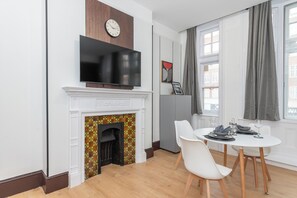 Dining - New Kensington Flat Perfect Location with AC - 219 - Flat 1 Oxford Street (London)
