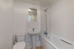 Ein Badezimmer mit Toilette, Waschbecken und einer Duschkabine.