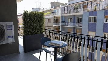 Habitación, balcón | Restaurante al aire libre
