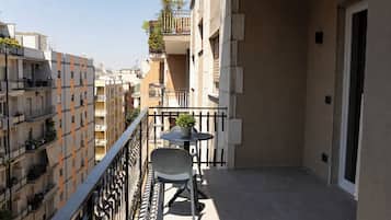 Habitación, balcón | Restaurante al aire libre