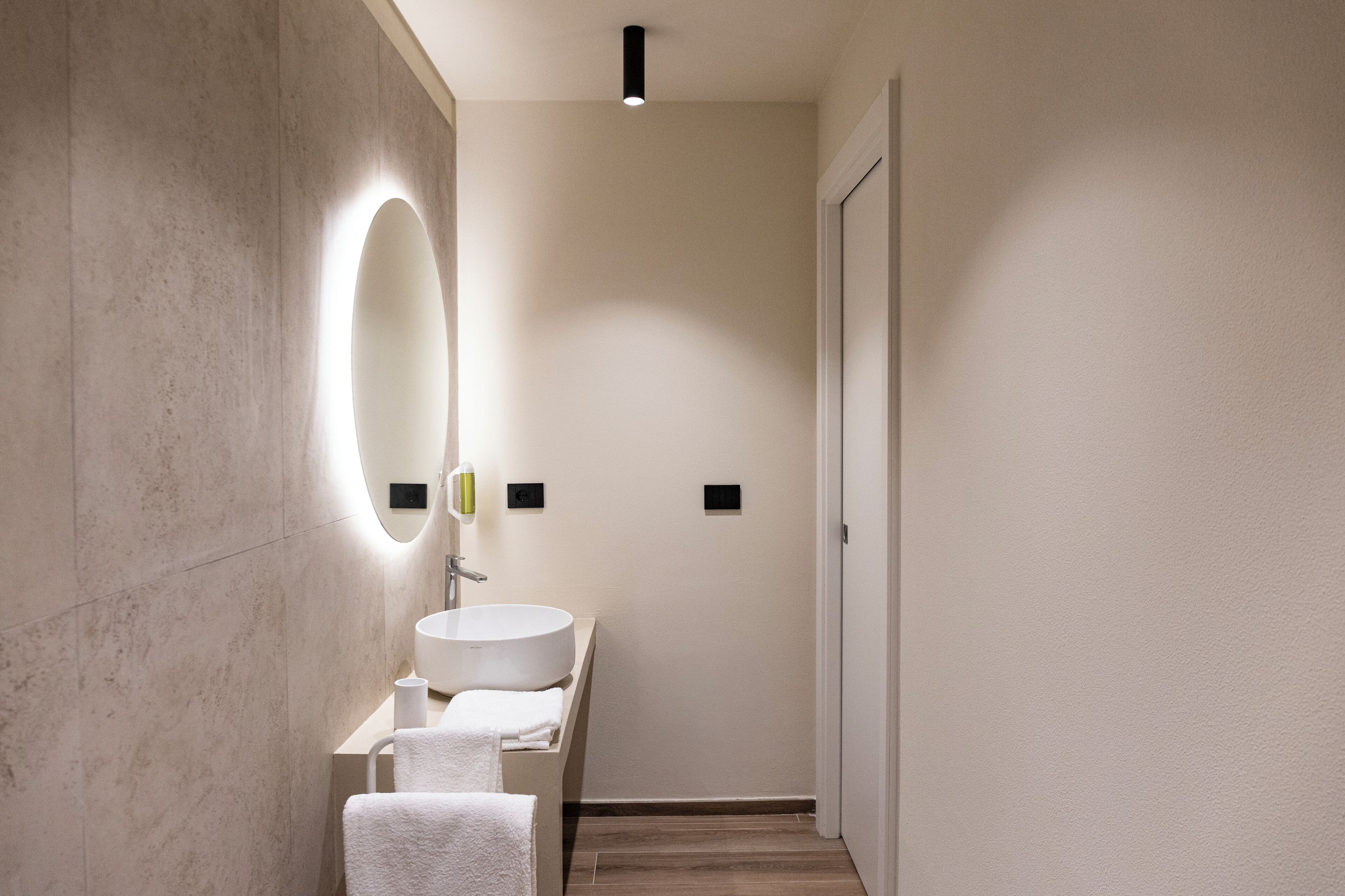 Een douche, een haardroger, handdoeken, zeep