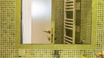 Comfort Triple Room | Bathroom
