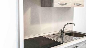Basic Twin Room | Private kitchen