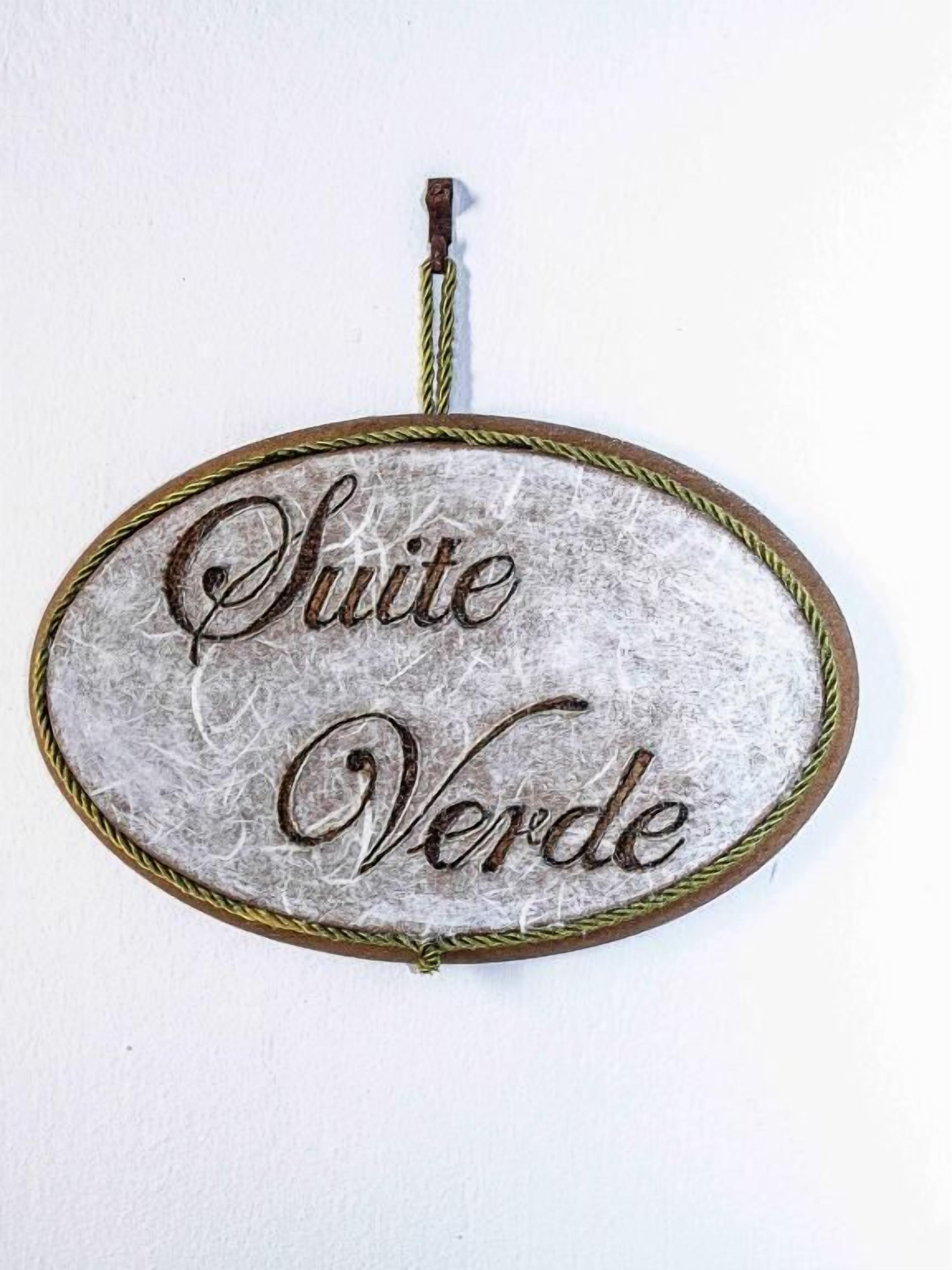 Een bord met de tekst 'Suite Verde'.