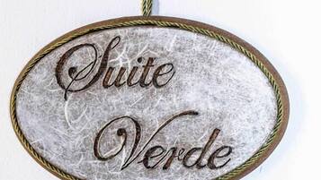 Een bord met de tekst 'Suite Verde'.