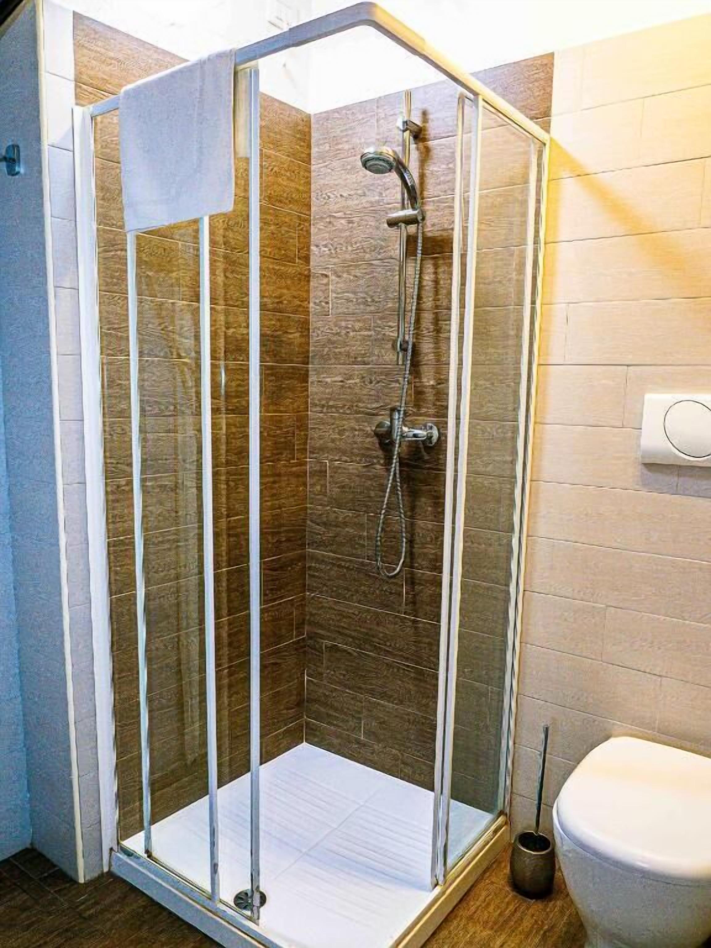 Deluxe Quadruple Room | Bathroom